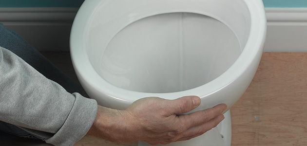 So beheben Sie ein Leck in der Toilette: Was tun, wenn Wasser fließt?