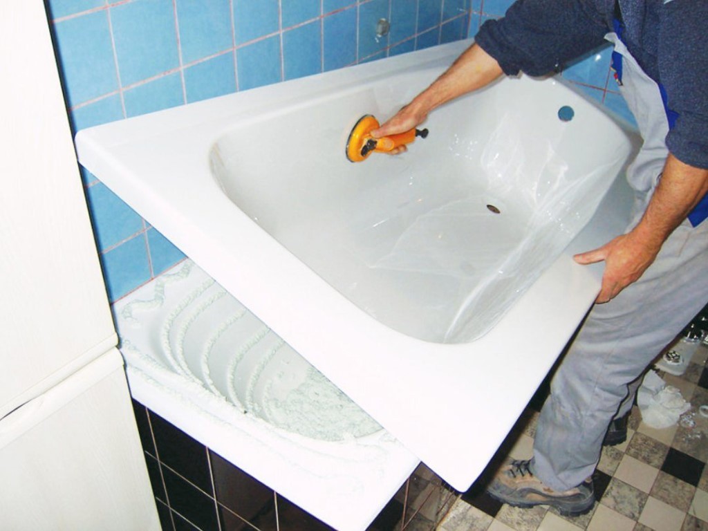 Installation von Acryleinlagen in einer Badewanne: So installieren Sie es selbst in einem gusseisernen Badezimmer
