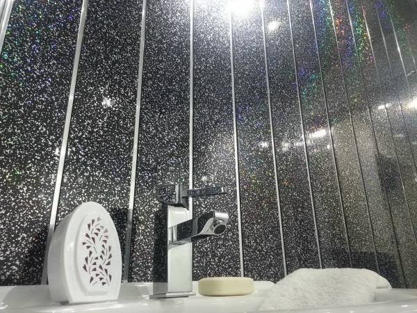 Badezimmer aus Kunststoffpaneelen: Arten von Paneelen + eine kurze Anleitung zur Veredelung