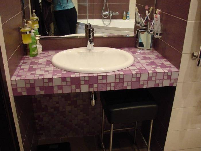 Badeværelse bordplade under vasken: typer, hvordan man vælger og installerer korrekt