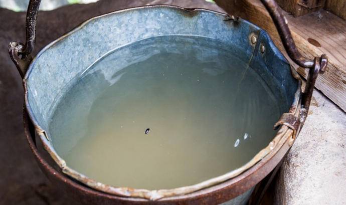 So beseitigen Sie den Wassergeruch im Brunnen: Ursachen und Lösungen