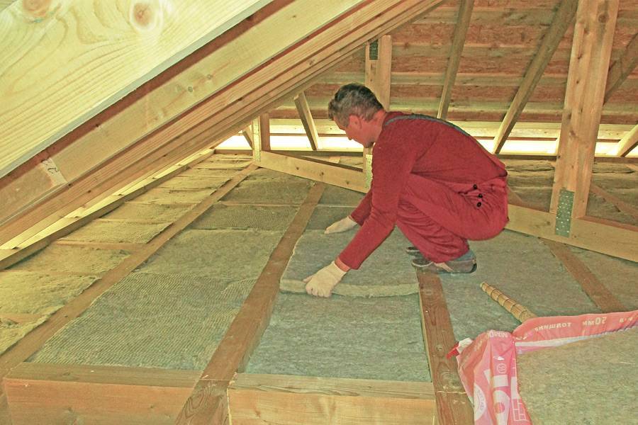 So isolieren Sie die Dachbodendecke, welches Material ist besser: Schüttgut, Rolle oder Platte, detailliertes Foto und Video