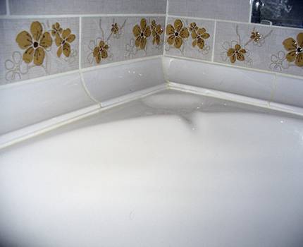Sådan limes en kantsten på badekarret: Demontering af keramiske og plastvarianter