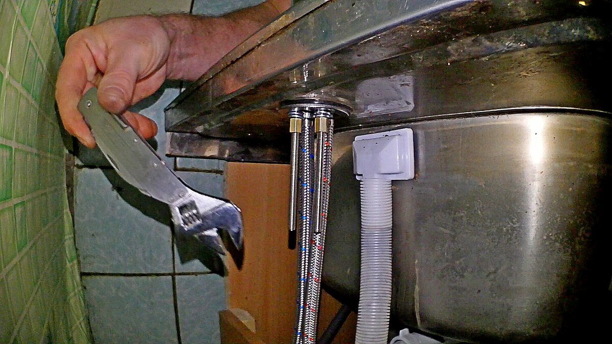 So installieren Sie einen Wasserhahn in der Küche: Do-it-yourself-Installationsprozess an einer Spüle