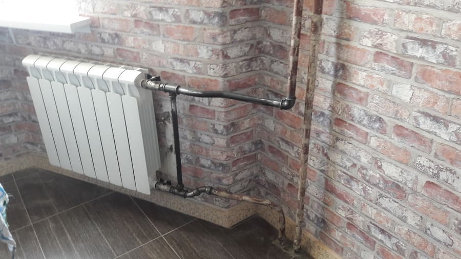 Installation von Heizkörpern: Installation von Batterien, Do-it-yourself in einer Wohnung, unabhängig von Video in einem Privathaus