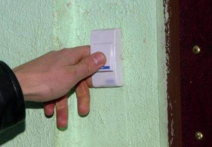 So schließen Sie eine Klingel in einer Wohnung oder einem Haus mit Ihren eigenen Händen an