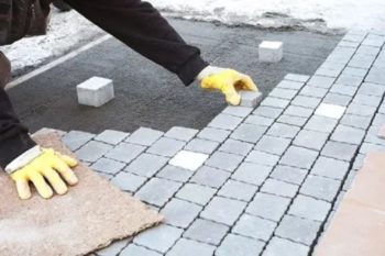 Gehwegplatten verlegen: Fliesen verlegen + Arbeitsanleitung