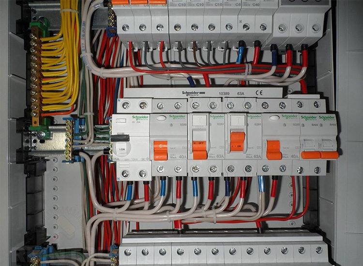 Box für elektrische Maschinen: Arten von Boxen und ihre Eigenschaften + Nuancen bei der Auswahl und Befüllung der Box