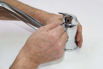 Sofortiger Heißwasserhahn. Wie funktioniert ein Wasserhahn-Warmwasserbereiter für Hütten und Häuser? Bewertungen von Aquatherm, Delimano. Welches ist besser