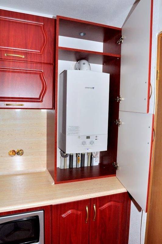 So verstecken Sie eine Gasleitung in der Küche: verschiedene Möglichkeiten, sich zu verkleiden