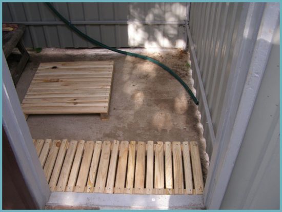 Træ brusekabiner til landhuse: opbygning af et sommerbruser med deres egne hænder