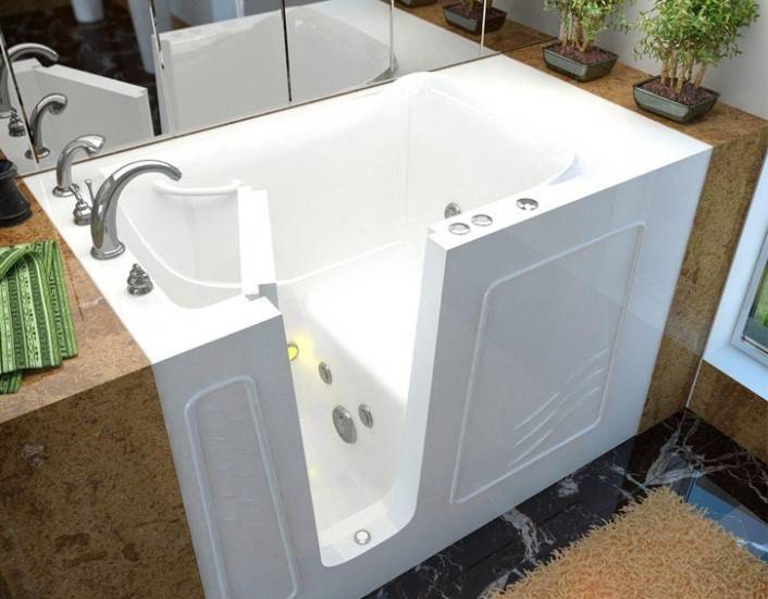 Eine tolle Lösung für ein kleines Badezimmer – eine Sitzbadewanne