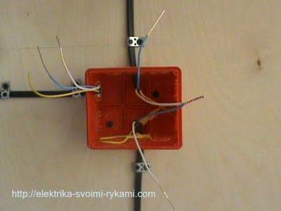 Sådan installeres en tre trykknapper lyskontakt