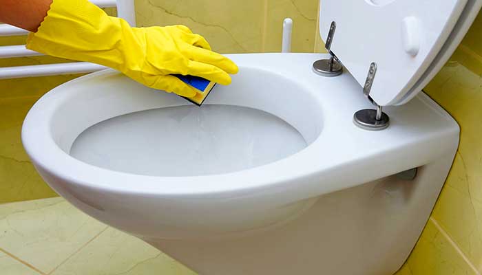 Sådan rengøres en toiletskål af urinsten, rust og andre aflejringer: fordele og ulemper ved de forskellige metoder