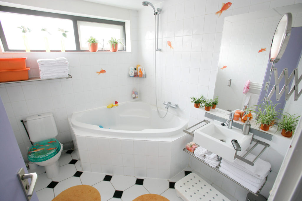Kleine Badezimmer gestalten – 90 Fotos von Innenräumen nach der Renovierung, schöne Ideen