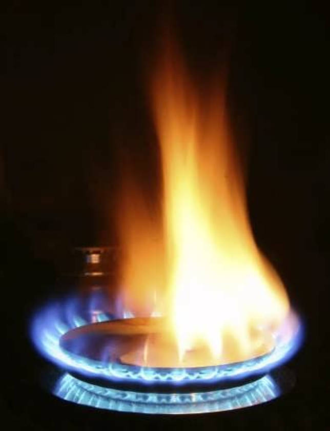 Hvorfor gas brænder med en rød flamme på komfuret: faktorer, der påvirker flammens farve