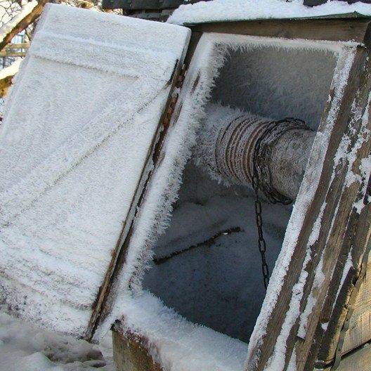 Mit den eigenen Händen einen Brunnen erwärmen oder wie man im Winter nicht ohne Wasser bleibt