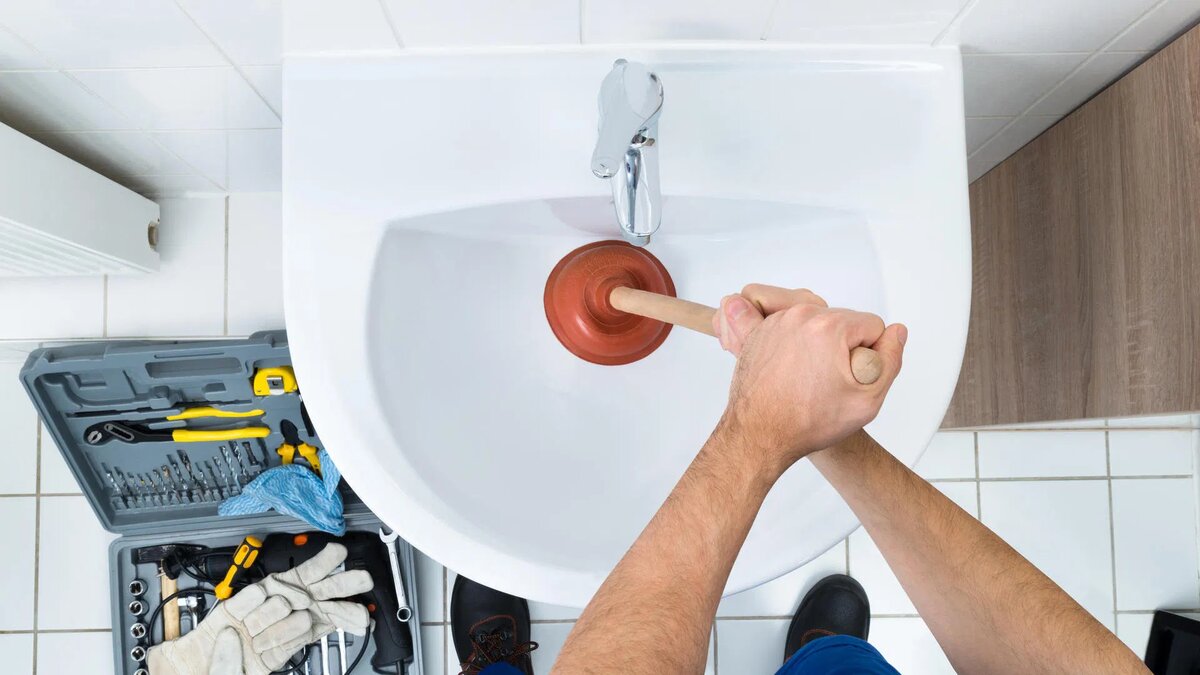 14 beste Methoden zum Reinigen verstopfter Rohre zu Hause