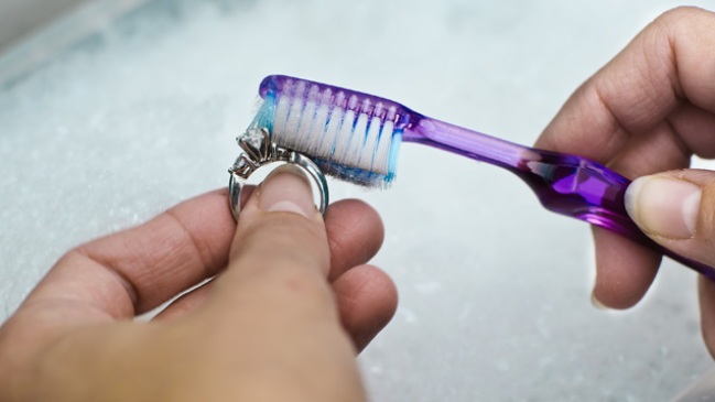 10 mærkelige anvendelsesmuligheder for en gammel tandbørste