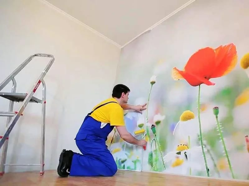 So kleben Sie Tapeten an die Wand: Anleitung zum Kleben mit Ihren eigenen Händen