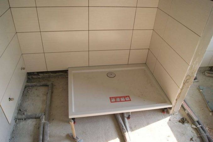 Sådan installeres et gulvafløb i badeværelset: installation af et brusebad uden bakke