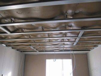 Sådan lydisoleres loftet i en lejlighed under et strækloft