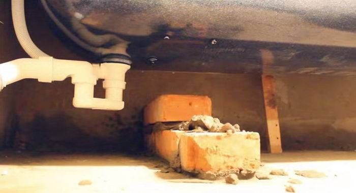 Installation einer Badewanne auf Ziegeln: eine Schritt-für-Schritt-Installationsanleitung