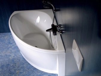 Die Wahl eines Bades in einem kleinen Badezimmer in einem Panel Chruschtschow