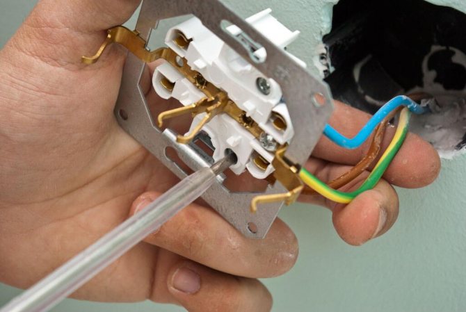 So installieren und verbinden Sie eine Steckdose mit einer vorhandenen elektrischen Verkabelung