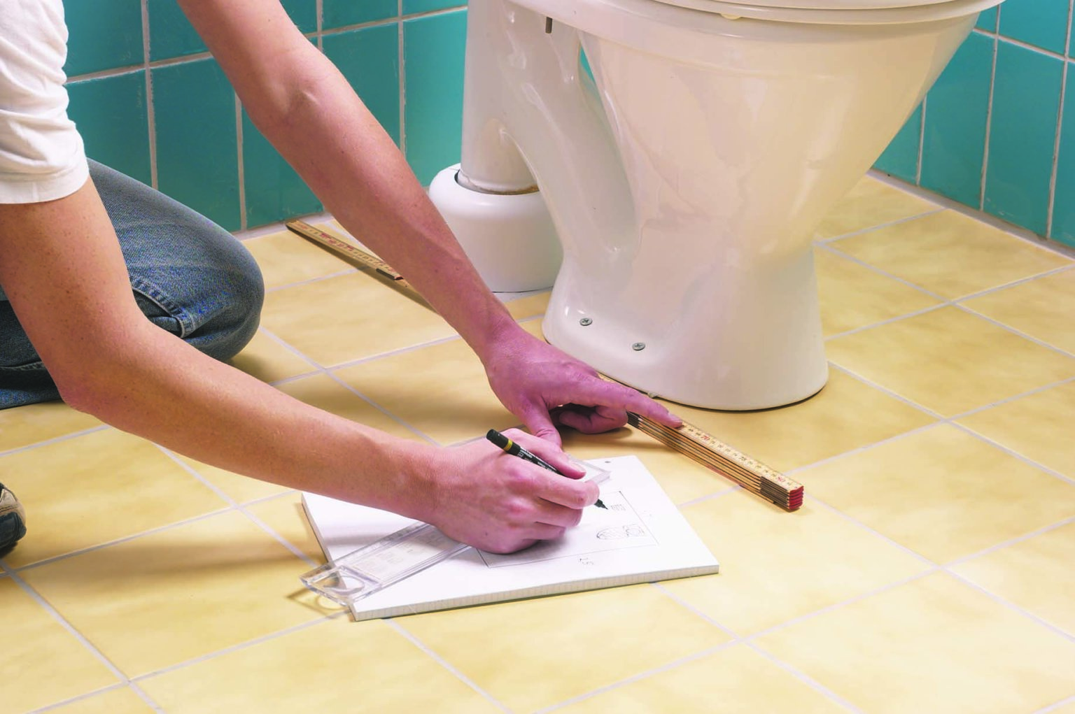 So befestigen Sie die Toilette am Boden: eine Übersicht der Installationsmethoden
