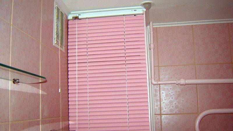 So verstecken Sie Rohre in einer Toilette / einem Badezimmer: Do-it-yourself-Installation mit Schritt-für-Schritt-Anleitung