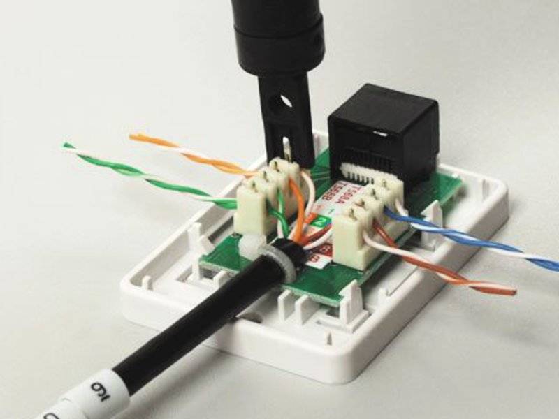 Anschließen einer Internetbuchse RJ-45, Crimpen des Steckers