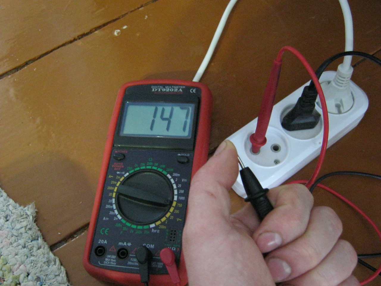 So messen Sie die Spannung mit einem Multimeter in einer Steckdose