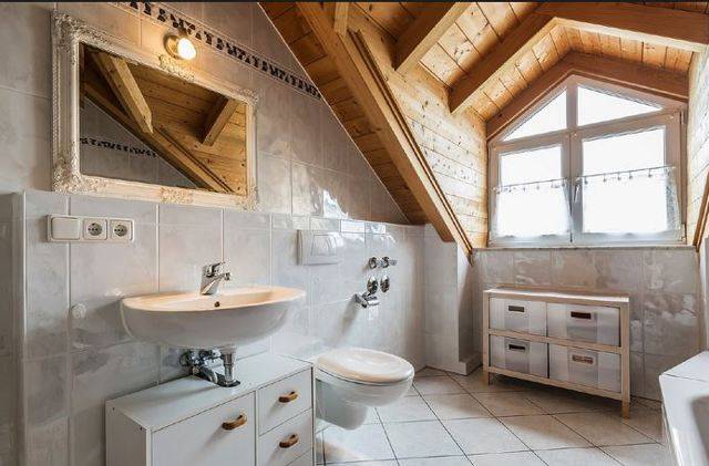 Badezimmer in einem Holzhaus