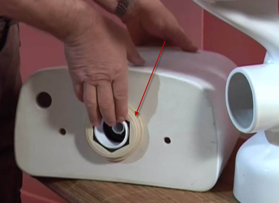 So wählen und ersetzen Sie die Dichtung zwischen Tank und Toilette