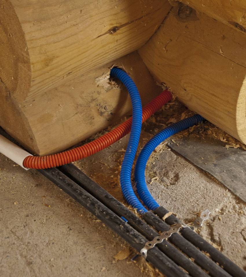 Welches Kabel für die Verkabelung in einem Holzhaus verwenden: eine Übersicht über nicht brennbare Typen