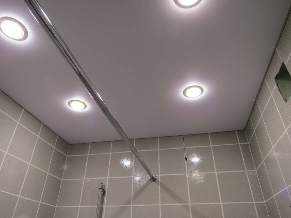 Welche Lampen für Spanndecken wählen: Typen, Unterschiede, Preise, was ist besser?