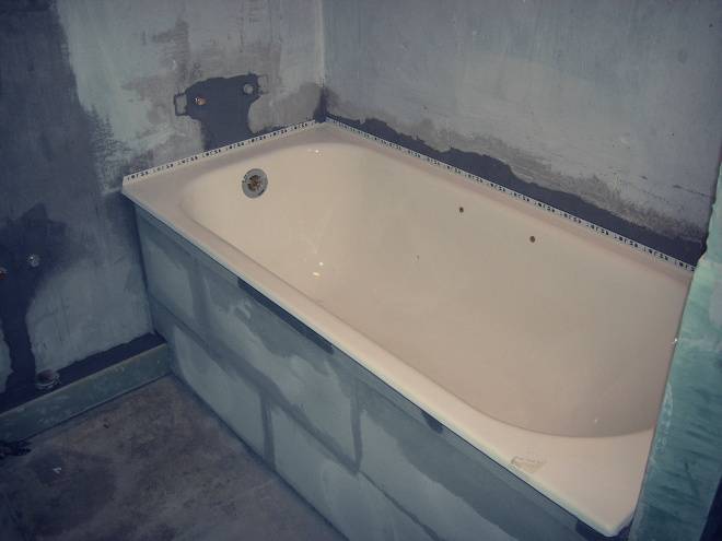 So installieren Sie eine Badewanne auf Ziegeln: eine Schritt-für-Schritt-Installationsanleitung