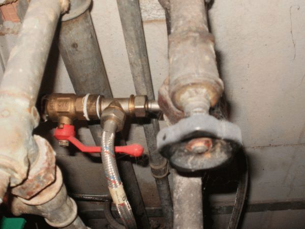 Warum vibriert und summt die Gasleitung in der Wohnung: Ursachen für Geräusche und Möglichkeiten, sie zu beseitigen
