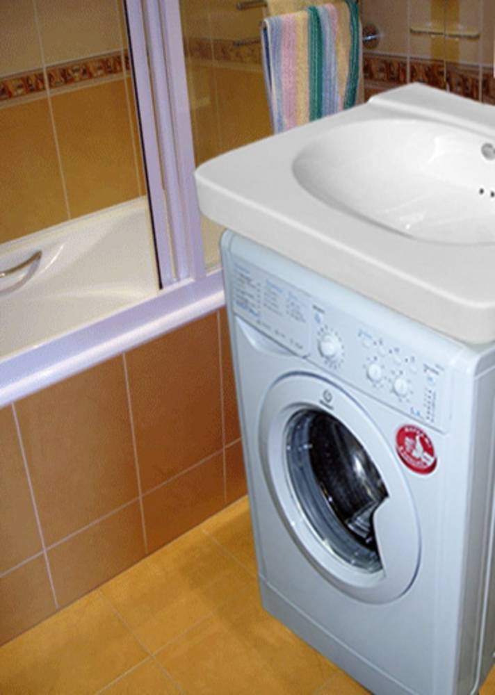 Waschbecken über der Waschmaschine: Foto