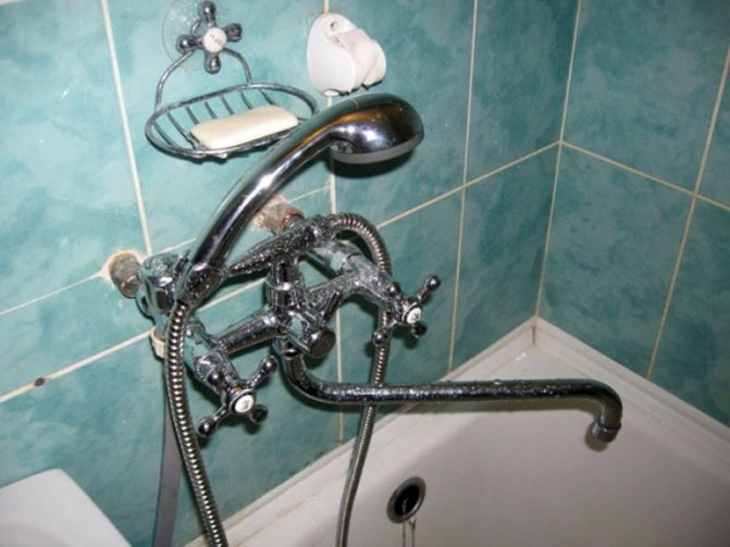 Korrekte Installation des Wasserhahns im Badezimmer mit Ihren eigenen Händen