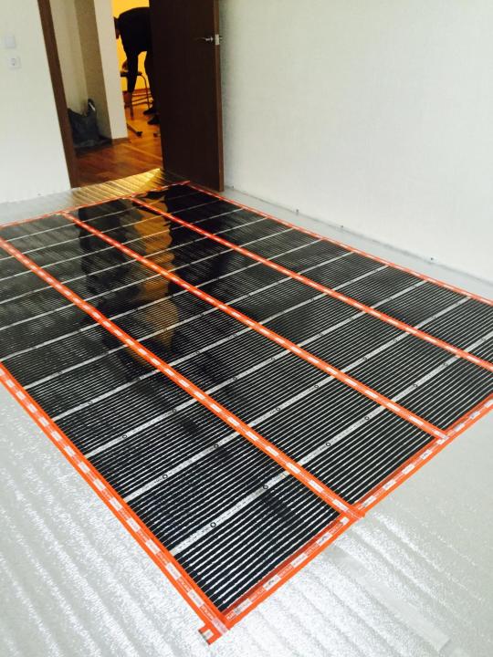 Carbon-Fußbodenheizung: Folie und Stab, Do-it-yourself-Installationsverfahren