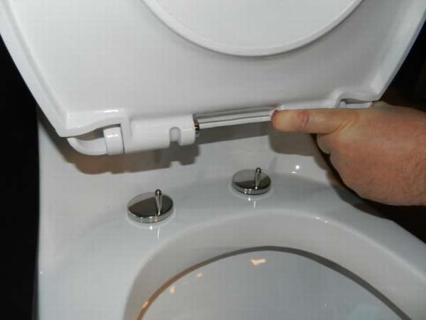 Fastgørelse af toiletlåget: hvordan man fjerner det gamle og installerer et nyt toiletsæde