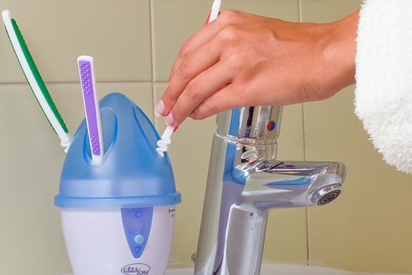 7 ukonventionelle måder at bruge din tandbørste til at rense dit hus effektivt