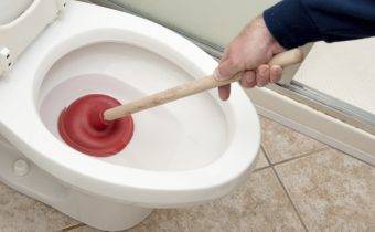 Sådan fjerner du selv blokeringer i din toiletkumme: De bedste måder at fjerne blokeringer på