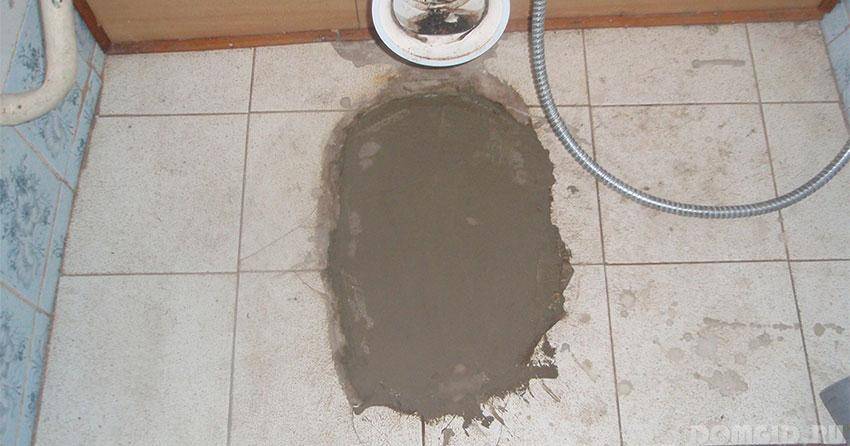 Ersetzen einer Toilettenschüssel: Demontage zum Selbermachen, wie man sie selbst entfernt und ersetzt, wie man eine Wohnung wechselt