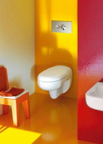 Installieren Sie eine Bodentoilette mit Ihren eigenen Händen und schließen Sie sie an den Abwasserkanal an