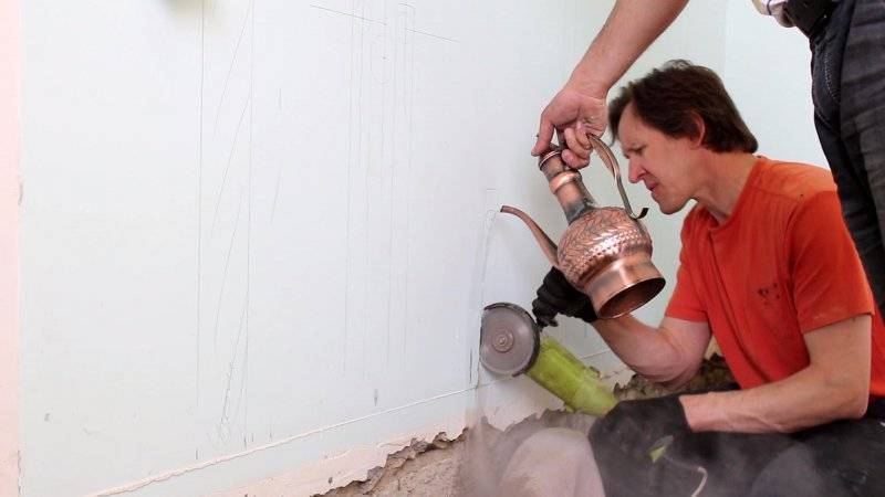 Wie und womit die Wände für die Verkabelung abgetragen werden: Einweisung in die Bauarbeiten
