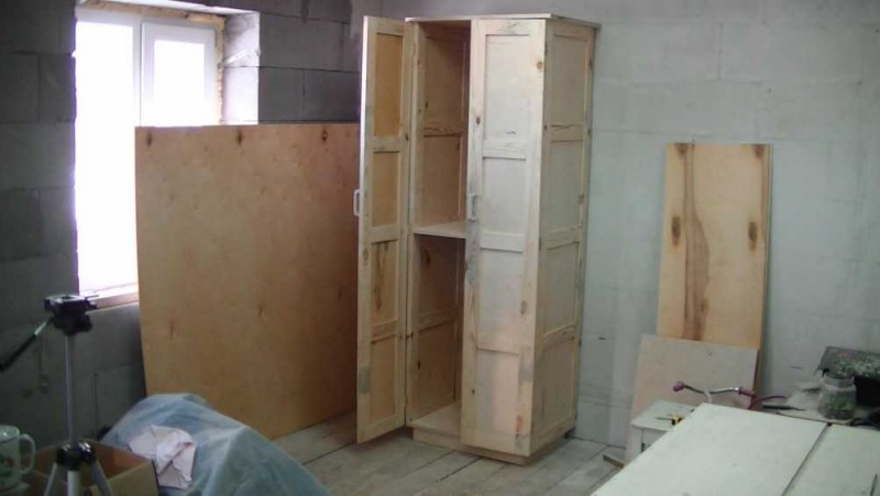 So bauen Sie eine Do-it-yourself-Garderobe auf dem Balkon: Ideen und Anleitungen für den Möbelaufbau