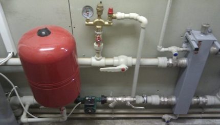 Wasser fließt in einem Gaskessel